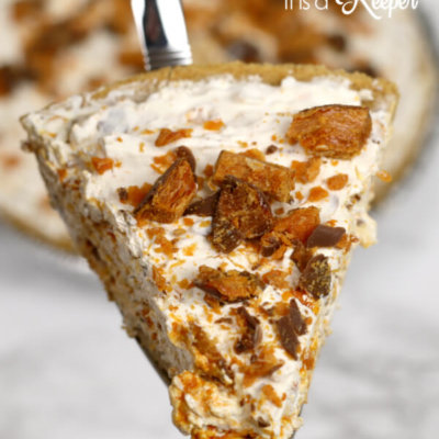 No Bake Butterfinger Pie - this easy dessert recipe takes 5 minutes to make