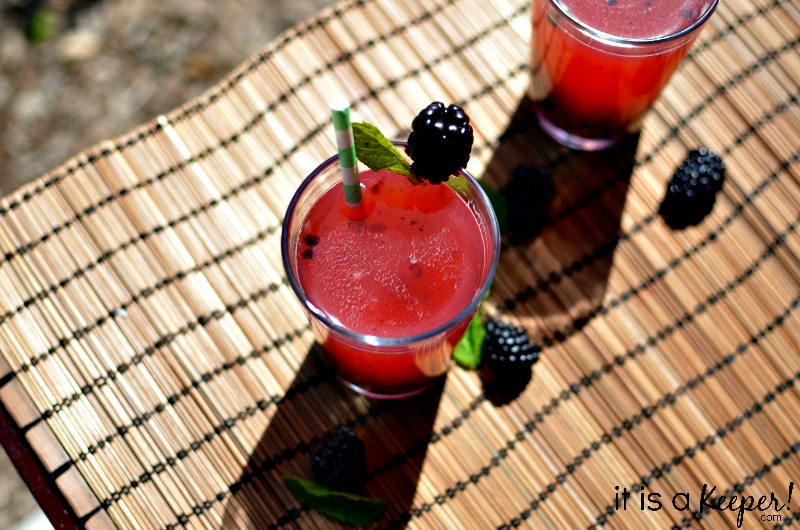 Blackberry Mint Lemonade: A refreshingly sweet summer time drink!