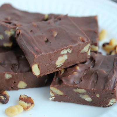 Easy 4 Ingredient Fudge - this easy fudge recipe will satisfy any chocolate craving quickly