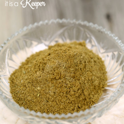 Homemade Poultry Seasoning - this easy homemade seasoning blend recipe tastes so much better than the stuff you buy at that store