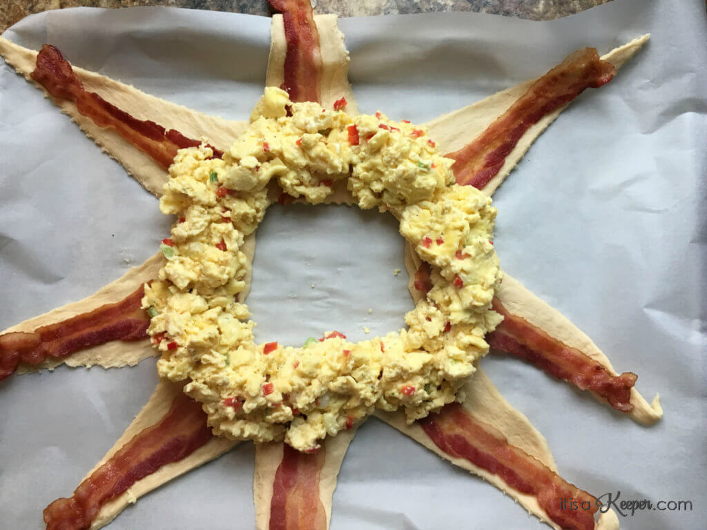 Bacon Breakfast Wreath - this easy make ahead breakfast ring recipe is always a hit