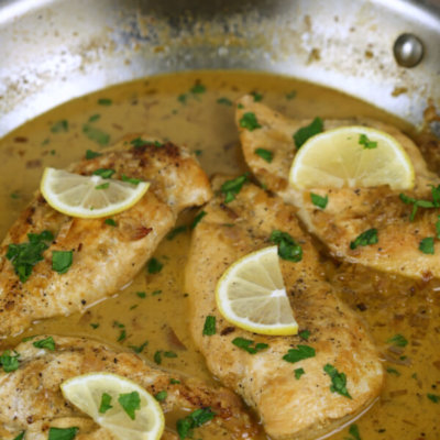 Skillet Lemon Chicken - this easy chicken recipe is made in under 30 minutes and has an incredible sauce