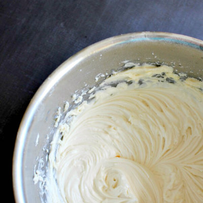Homemade Vanilla Buttercream Frosting - this easy frosting recipe is perfect for all of your cakes and cookies