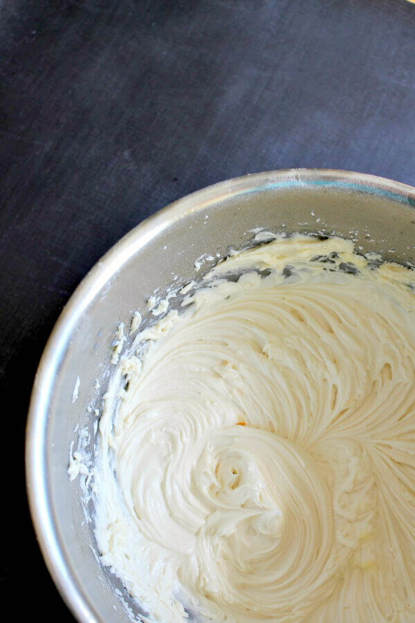 Homemade Vanilla Buttercream Frosting - this easy frosting recipe is perfect for all of your cakes and cookies