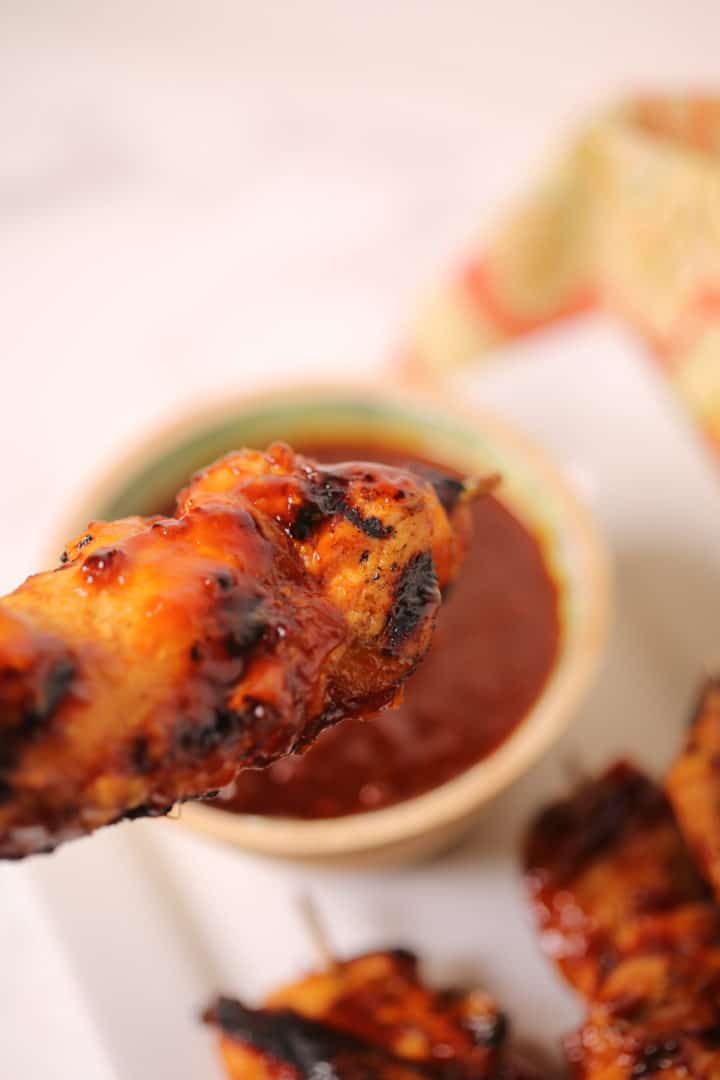 Close up of grilled chicken skewers.