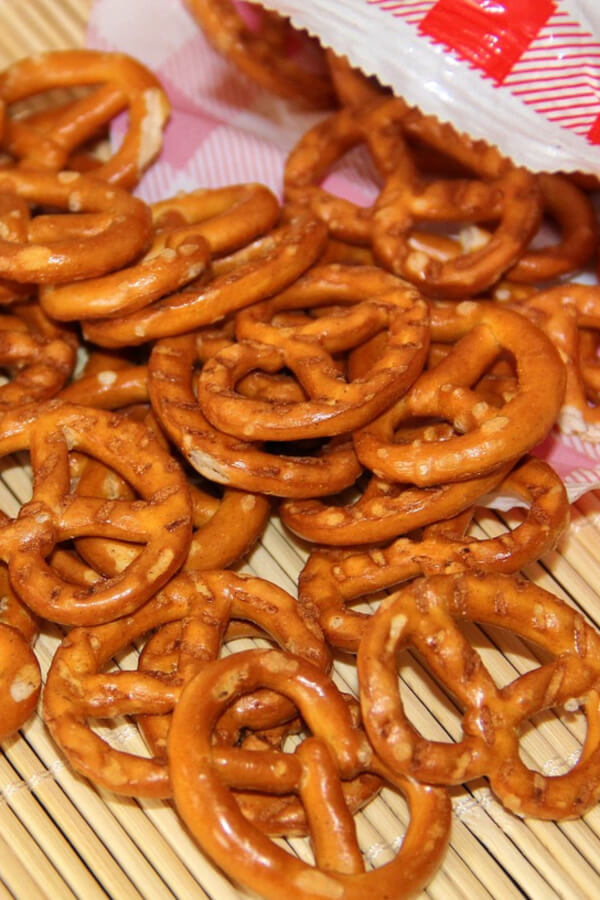 Close up on the pretzels.