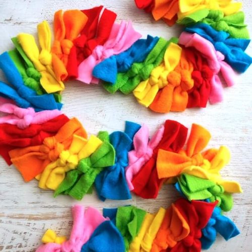 Scarf made of fleece in a rainbow pattern.