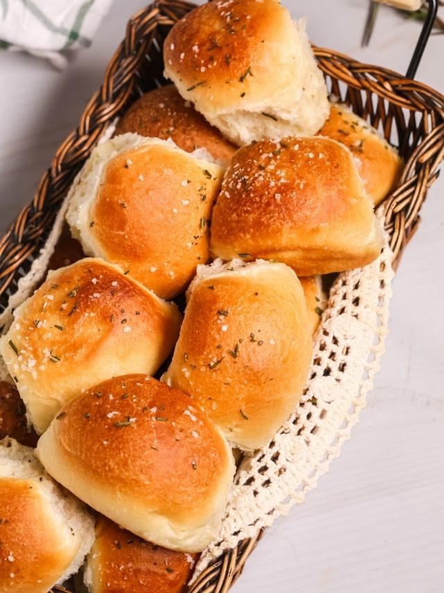 BUTTERY DINNER ROLLS WITH ROSEMARY