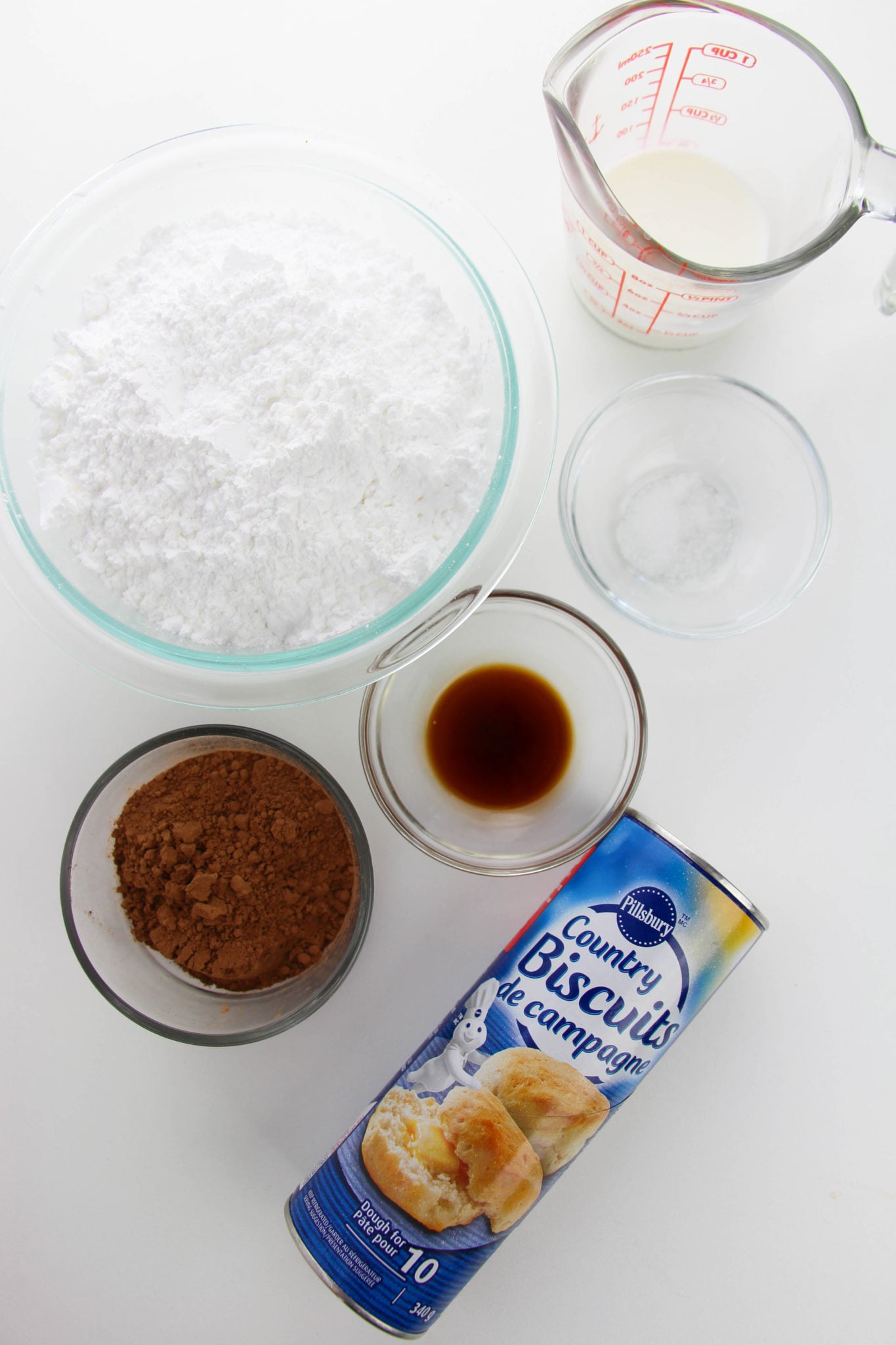 Biscuits, cocoa and icing sugar.