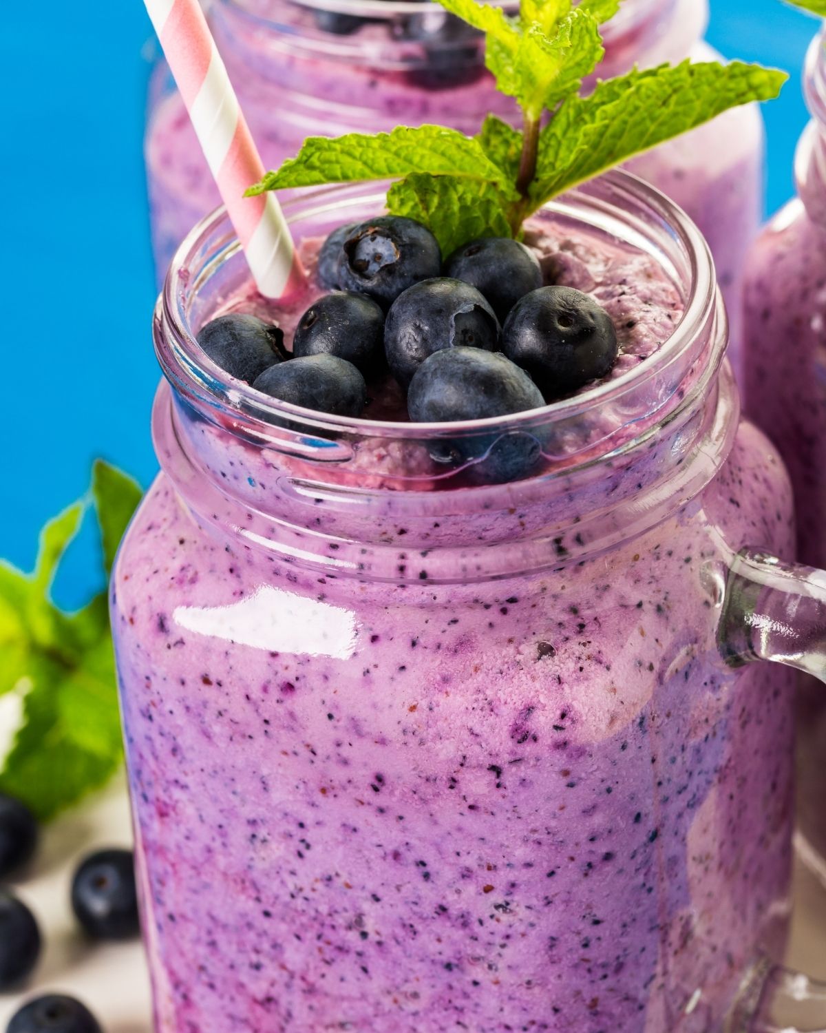 Mason Jar flied with the Blueberry Pineapple Smoothie.