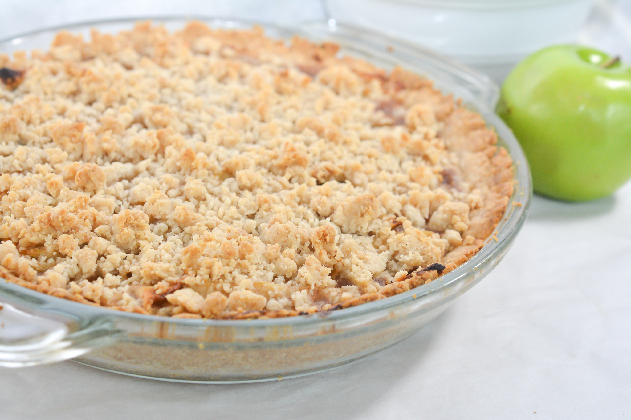 A full Easy Apple Pie with Crumb Topping.