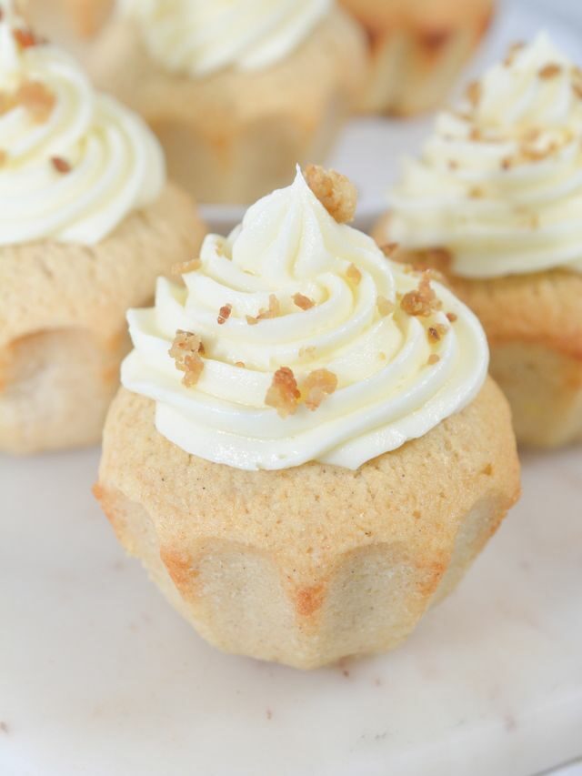 FRENCH TOAST CINNAMON CUPCAKES WITH MAPLE FROSTING