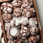 A side view of the brownie crinkle cookies.
