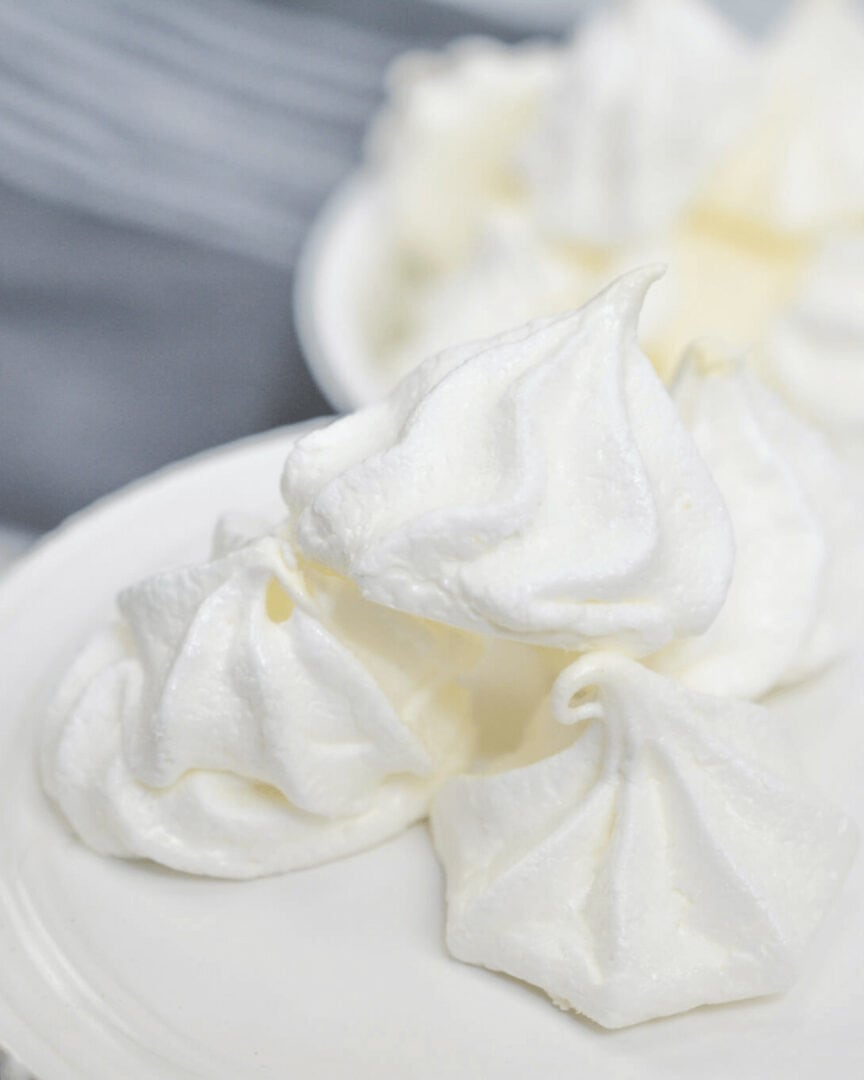 Tempting meringue christmas cookies.