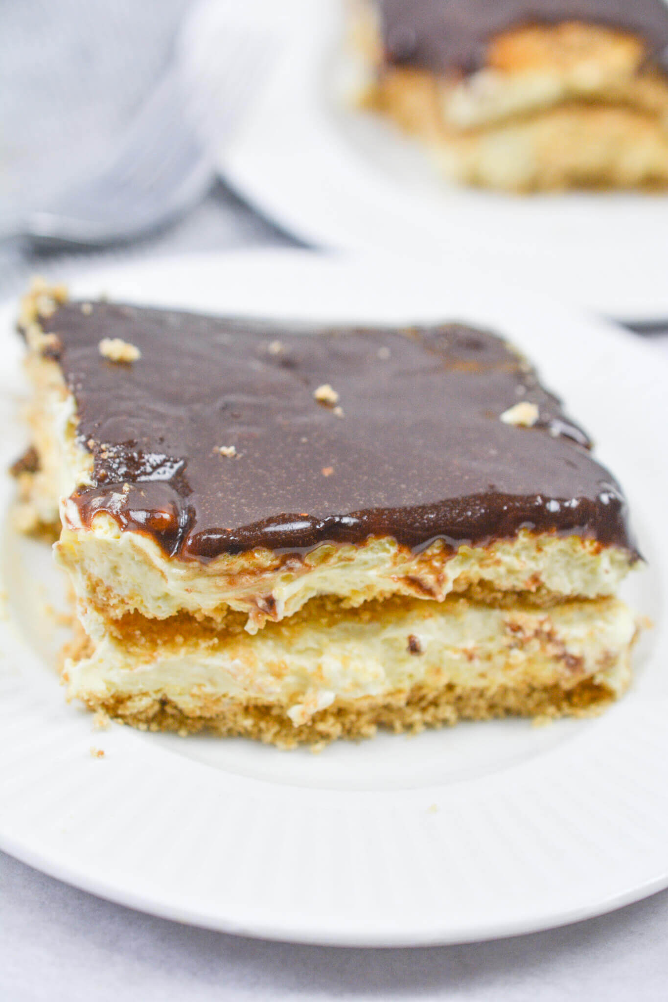 A side view of the no bake eclair Cake.