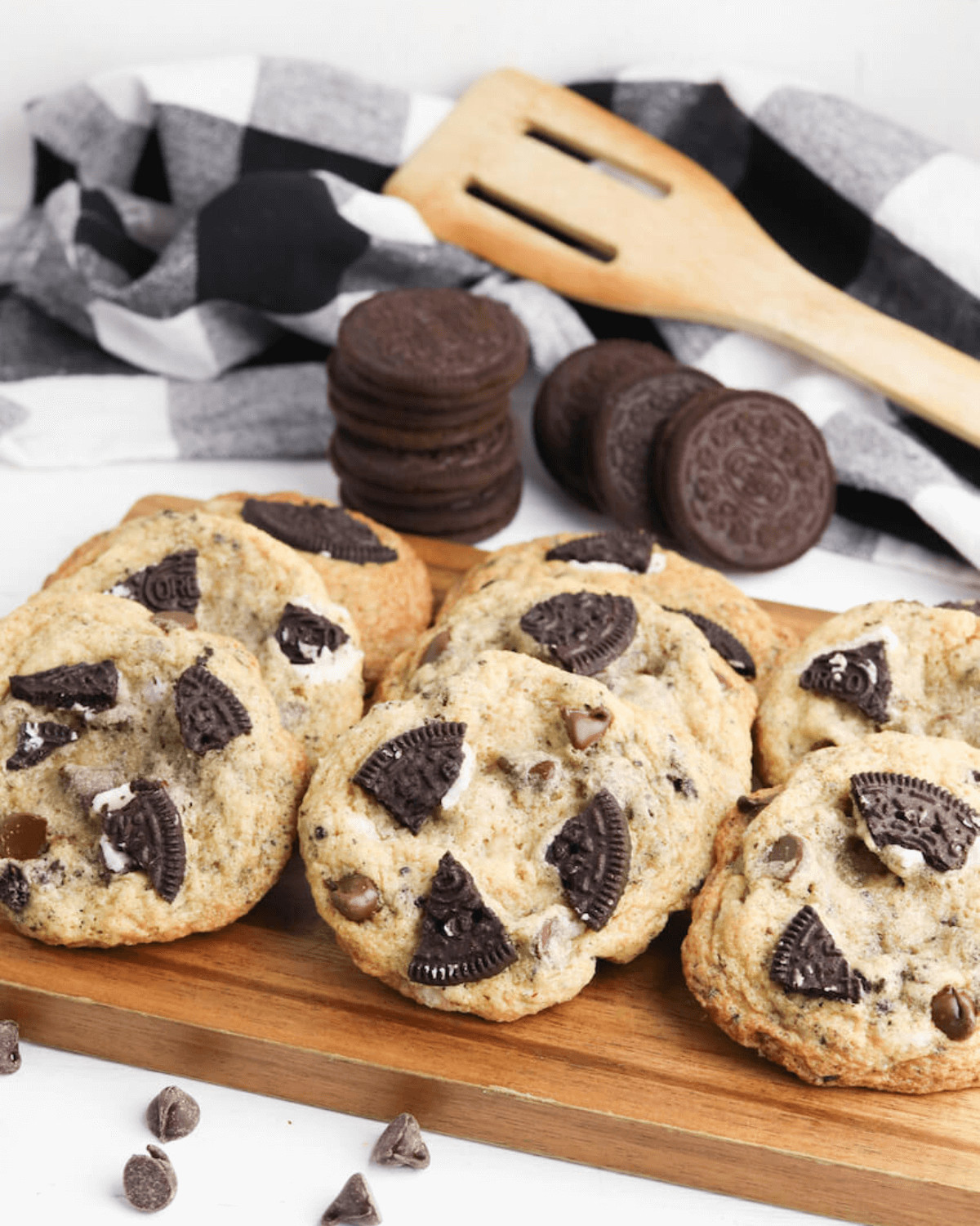 A display of the oreo chocolate chip cookies.