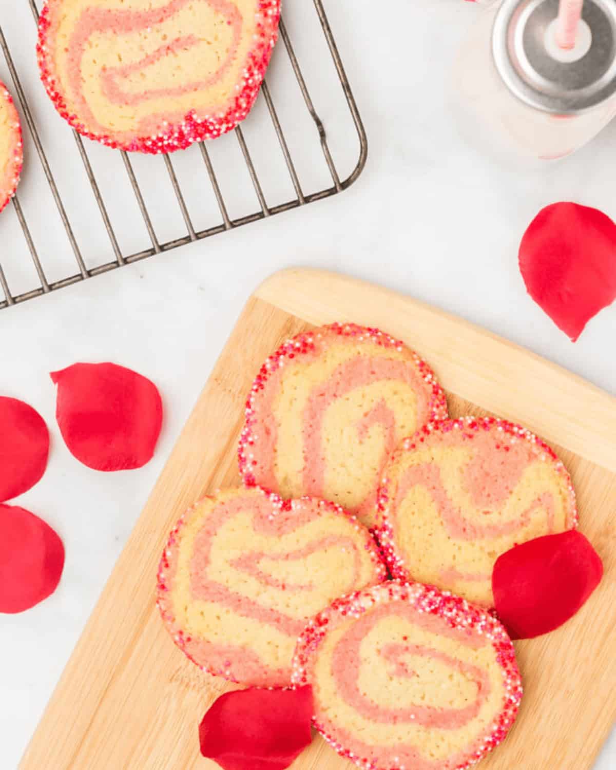 A cooling rack and plate of the finished treat.