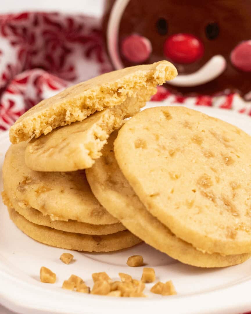 A plate with the toffee cookies on it.