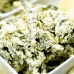 A delicious bowl of the appetizer with crackers.