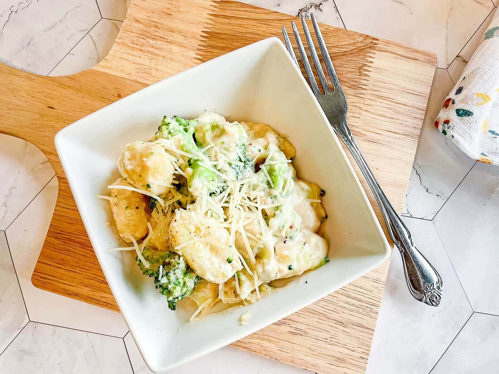 A top shot of the gnocchi alfredo with broccoli.