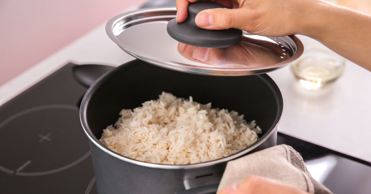 Rice that has been cooked in a pot.