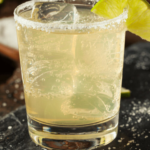 An original margarita topped with a slice of lime.