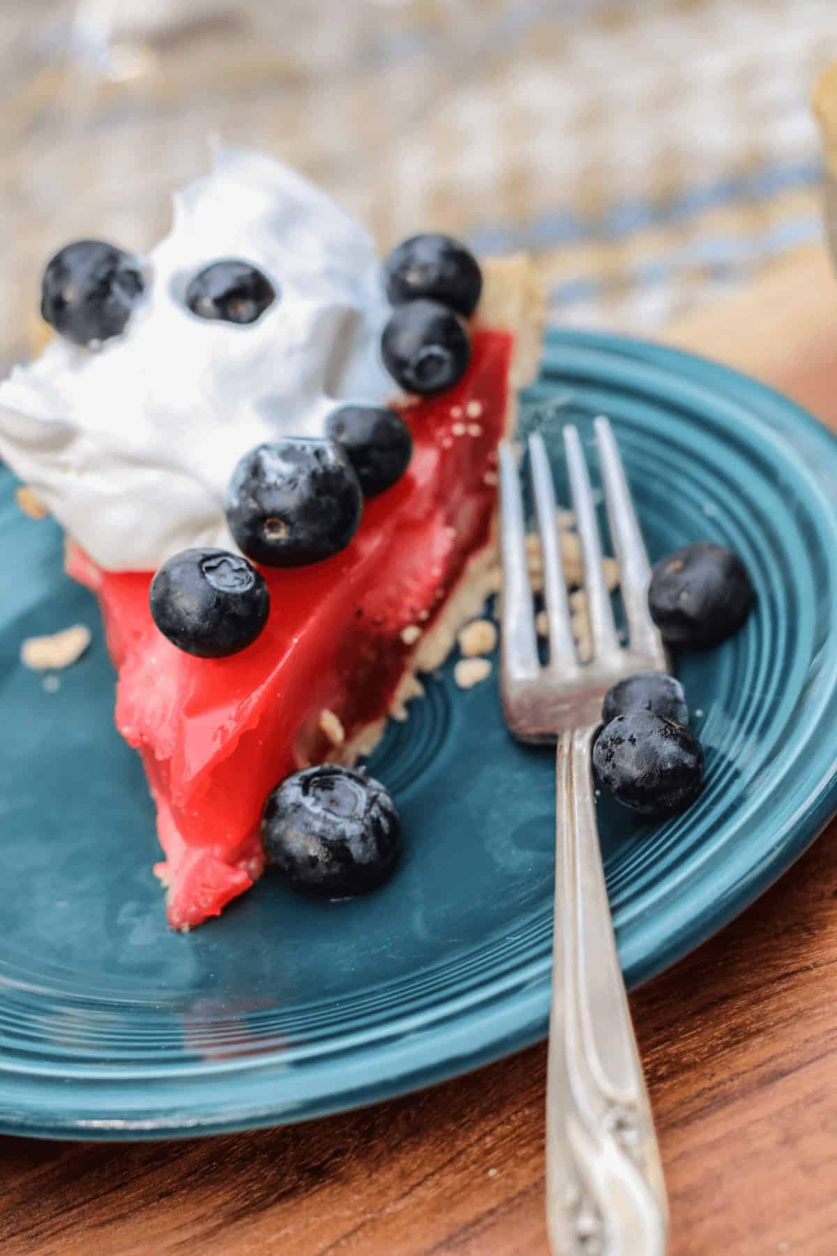 The fruity dessert on a green plate.