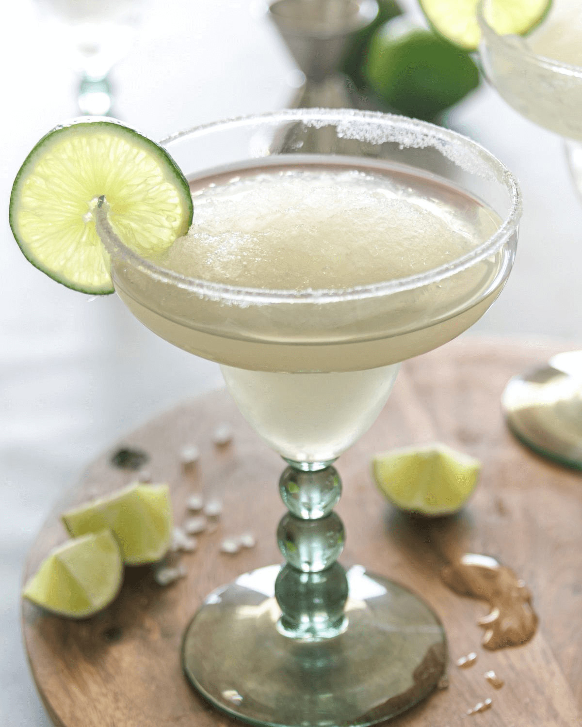 A skinny margarita with a slice of lime.