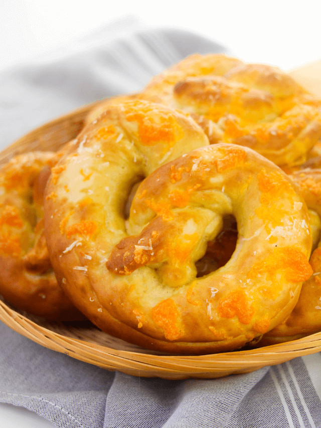 SOFT PRETZELS WITH CHEESE