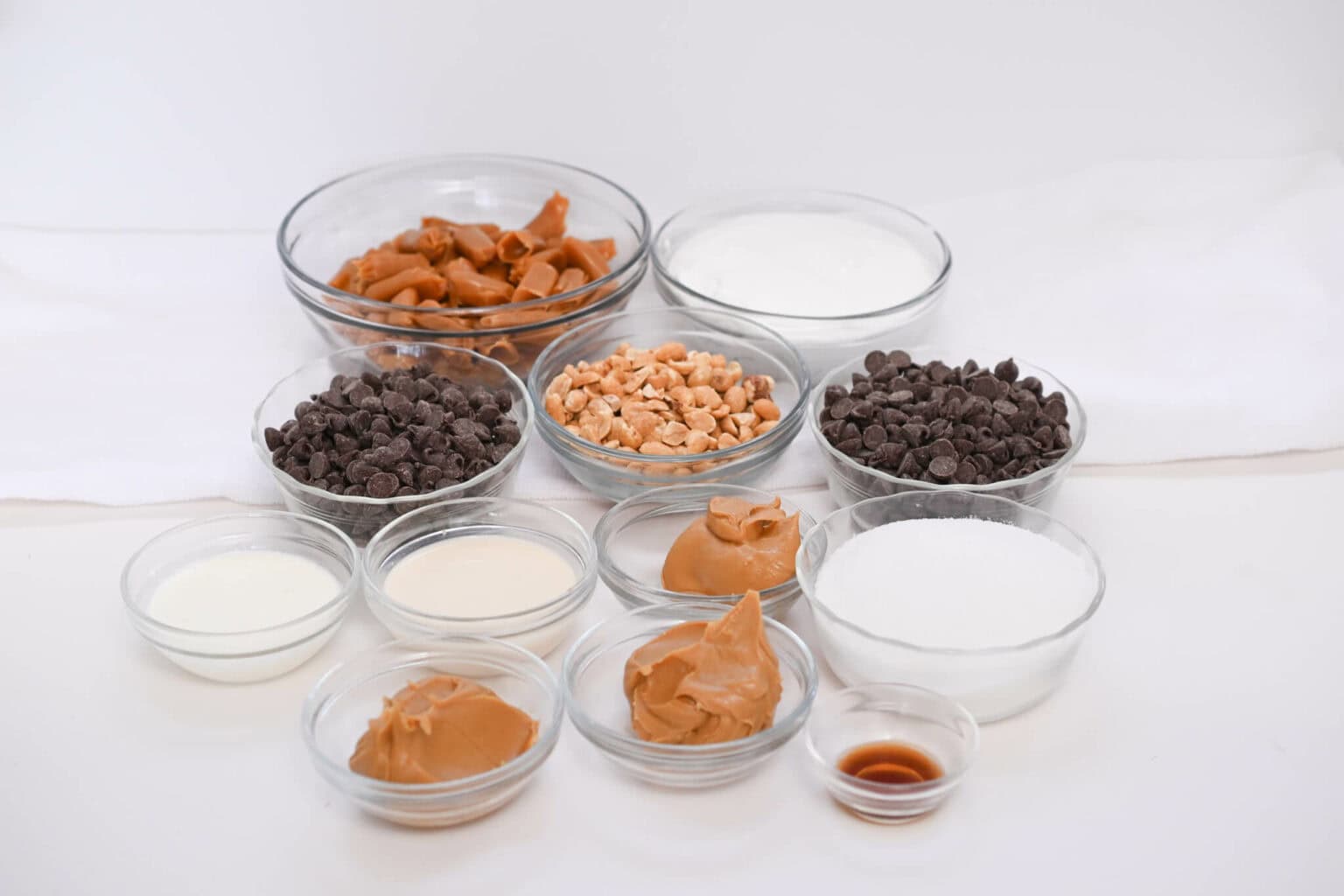 Heavy cream, chocolate chips, caramel and peanut butter for the bars.