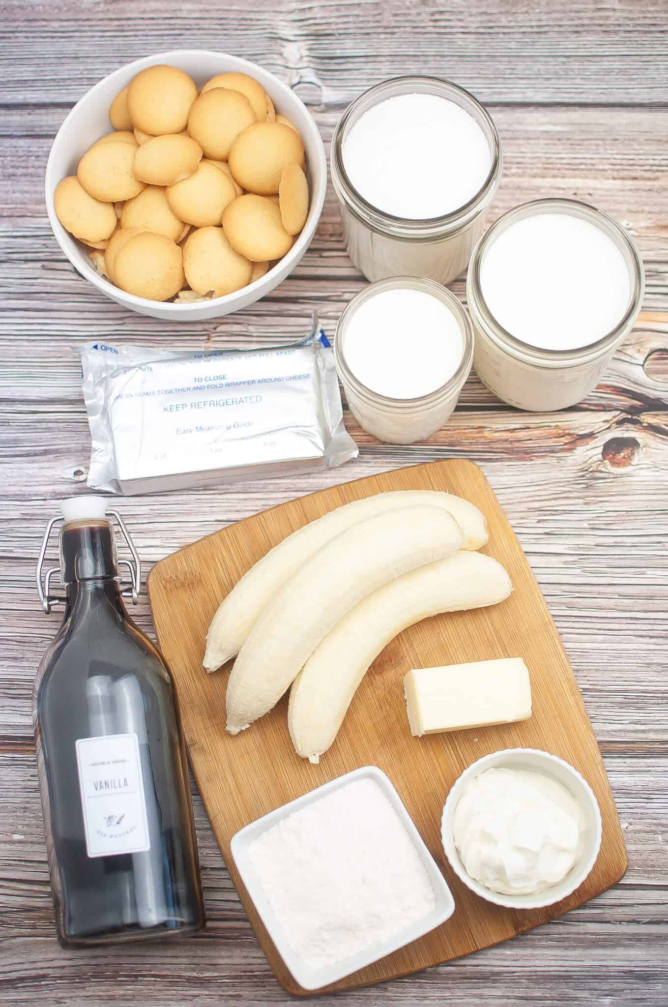 Slices of the cookies, fruit, cream cheese and sugar for the dessert.