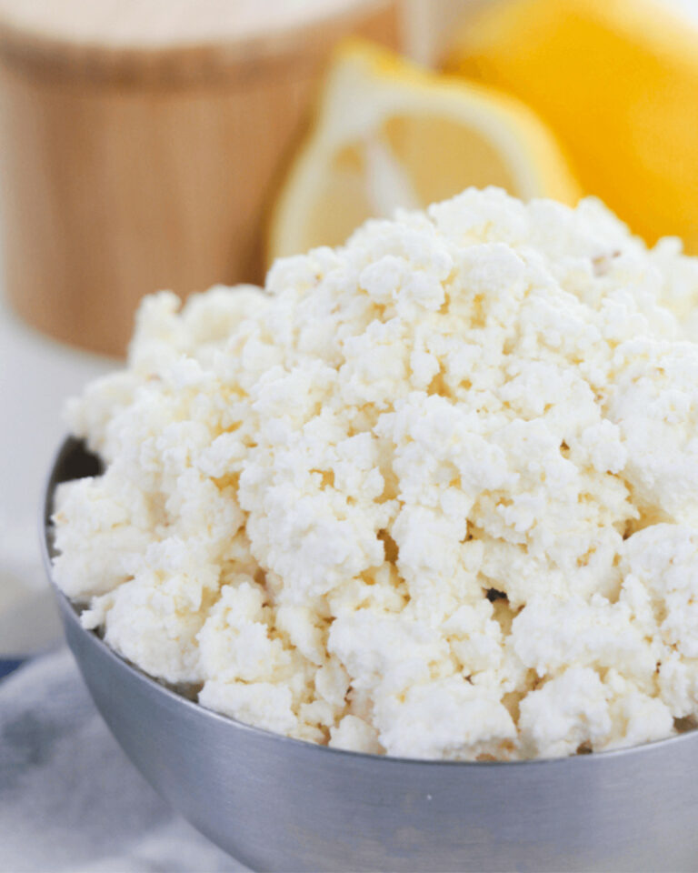Learn how to make ricotta cheese with lemons.