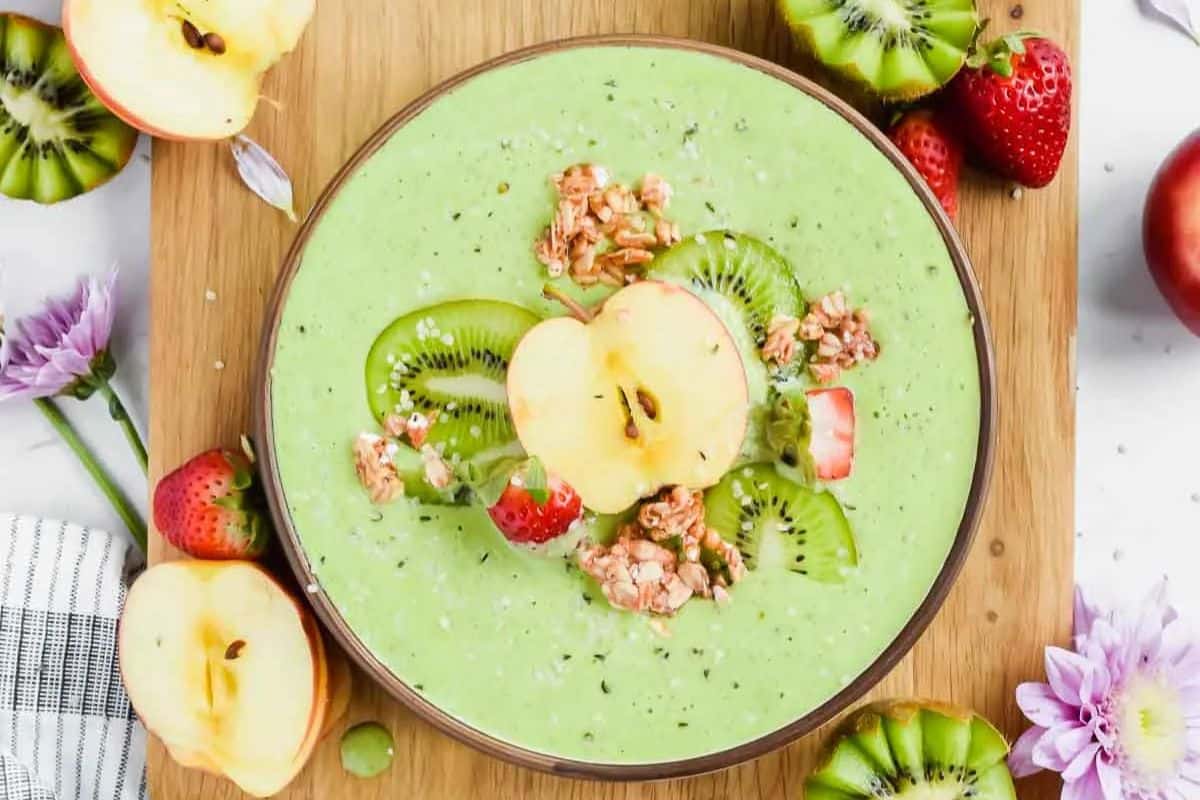 An apple kiwi smoothie.