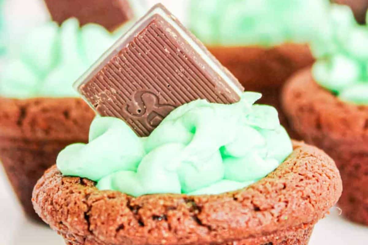 This cute chocolate cup is filled with green frosting, making it the perfect St. Patrick’s Day treat, topped with a delightful square chocolate piece.