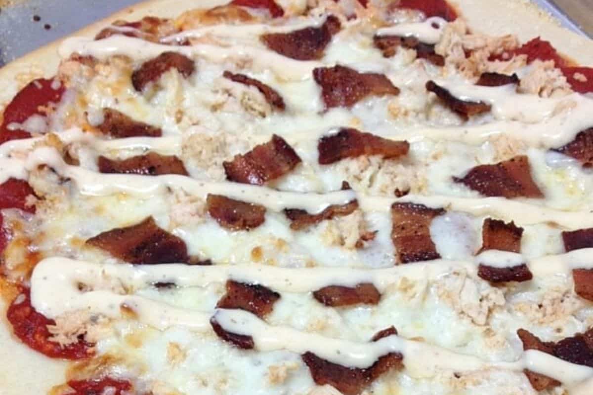 Close up of a chicken bacon ranch pizza.
