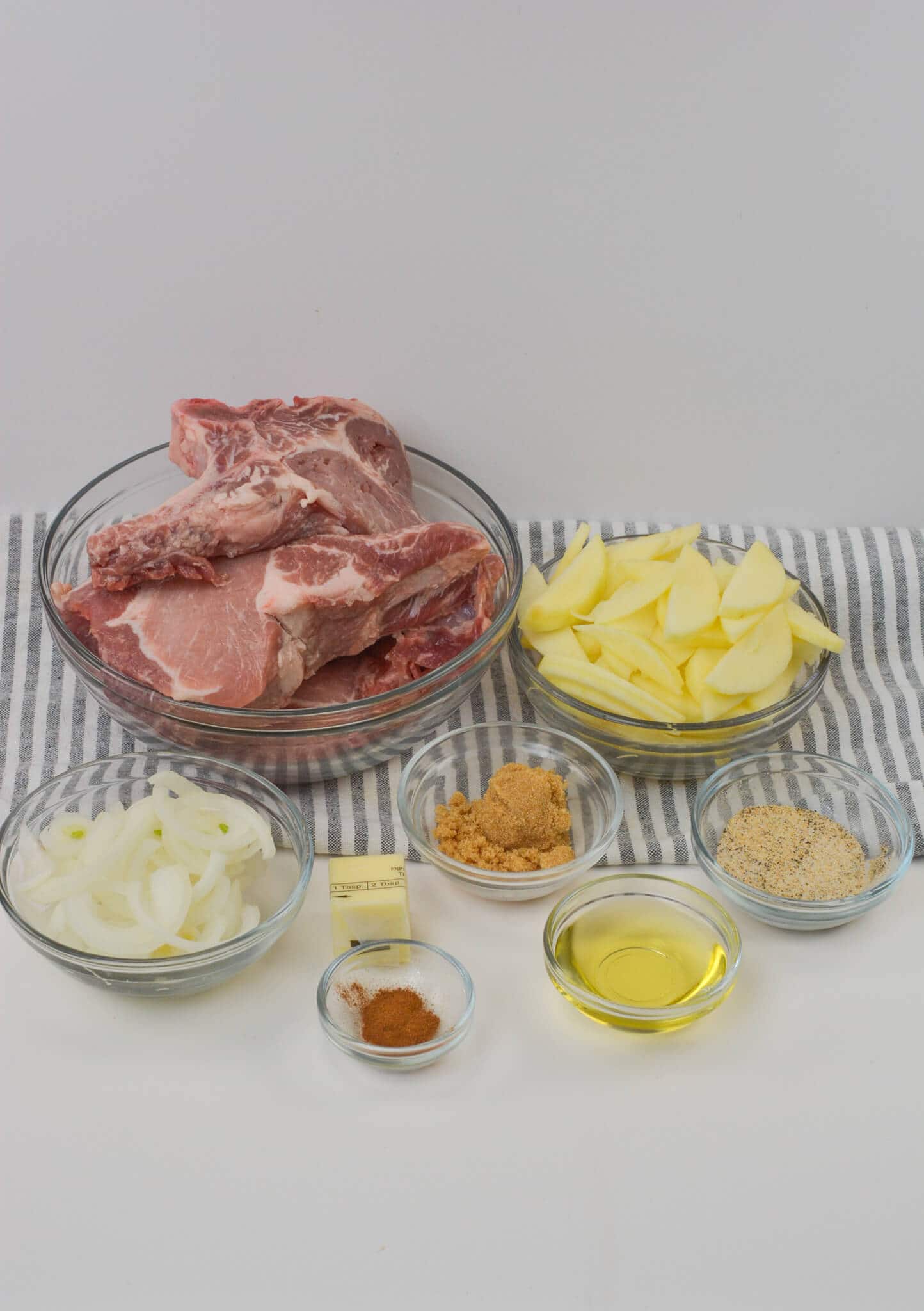 Pork chops, apples and onions along with the seasoning.