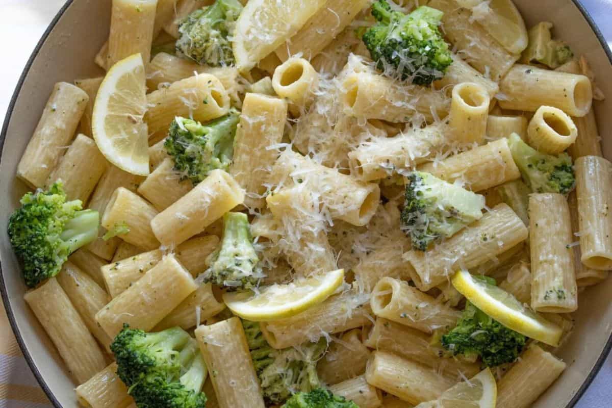 This must-try dish features rigatoni pasta paired with vibrant broccoli, zesty lemon slices, and a generous sprinkle of grated cheese—perfect for enjoying during the refreshing days of spring.