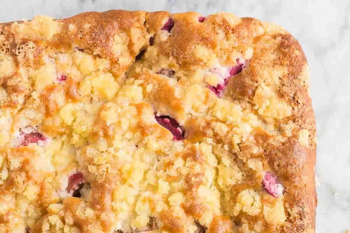 Rhubarb cake with vanilla sauce.